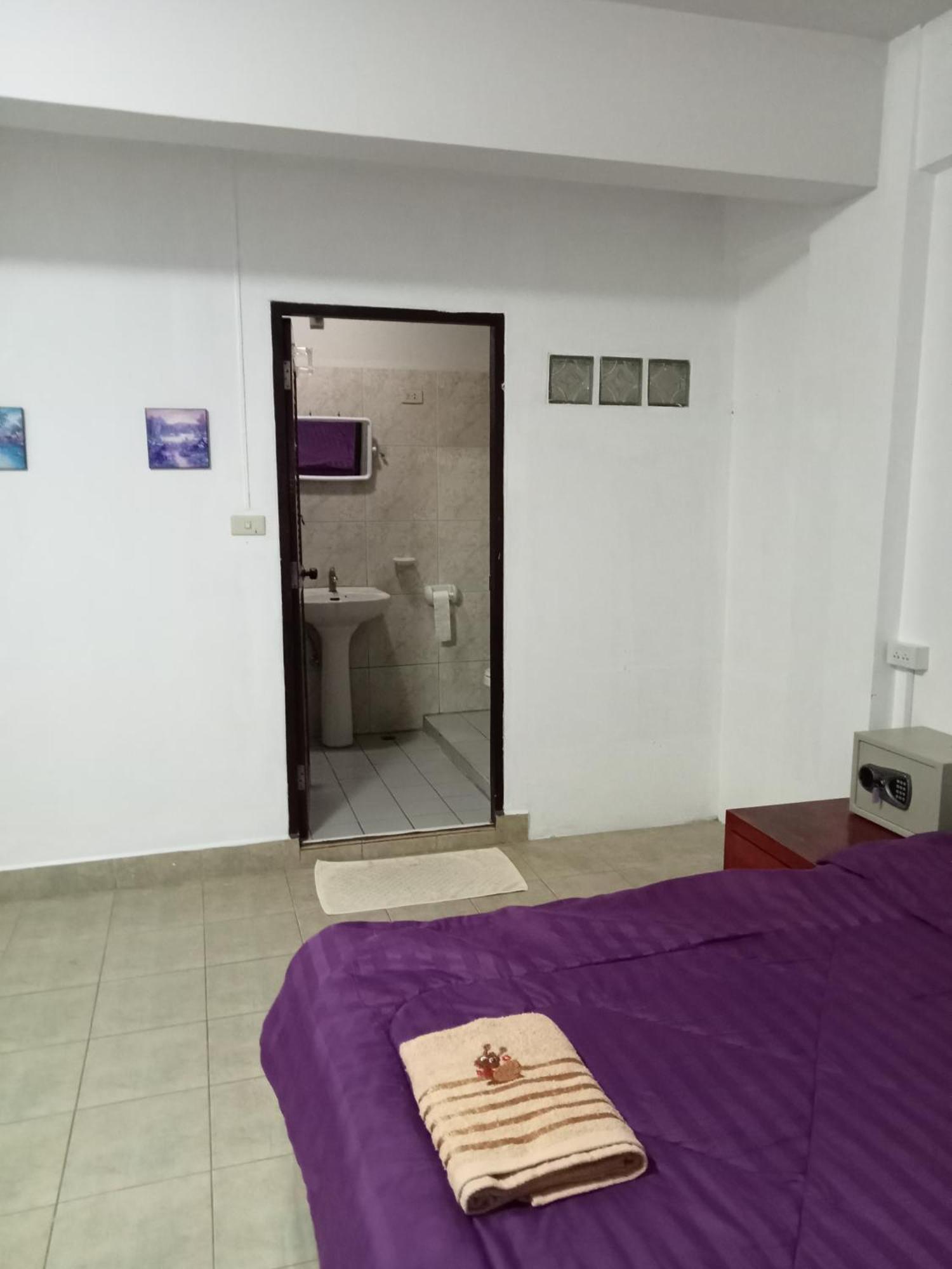 Pluemchai Guesthouse Jomtien Beach Exteriör bild