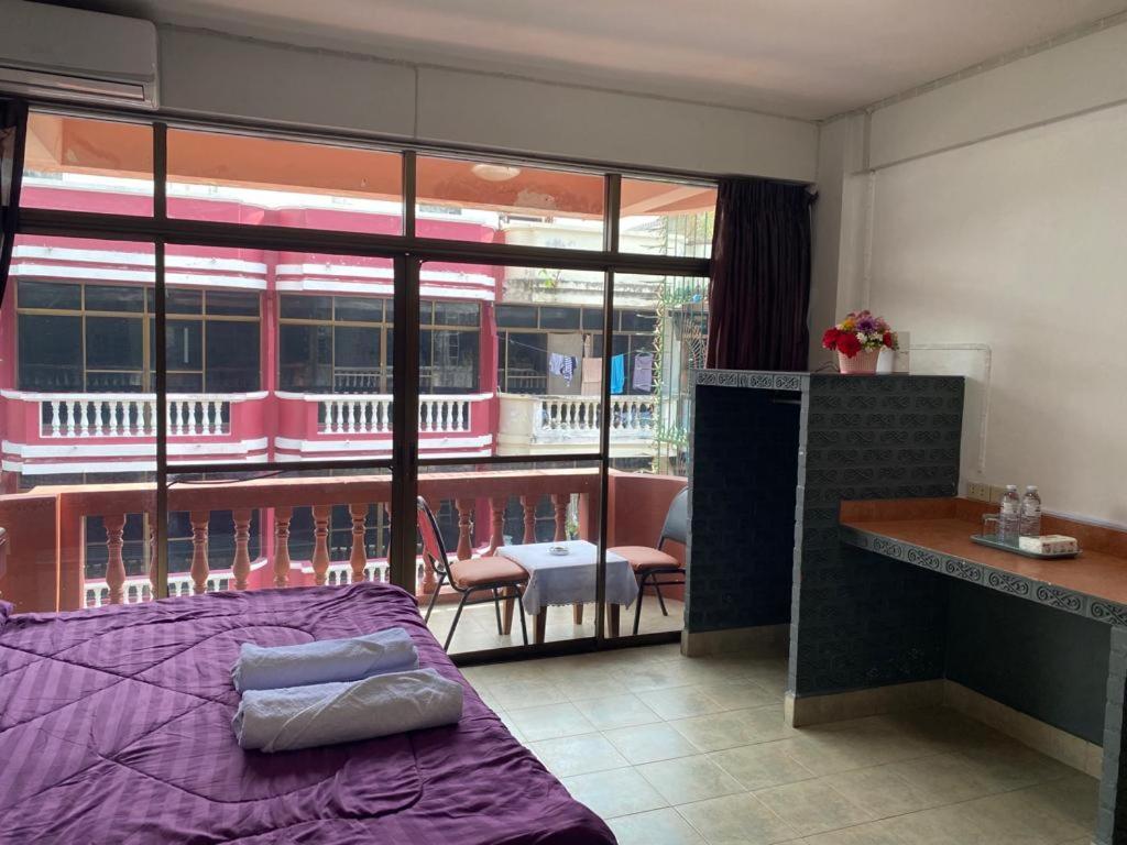 Pluemchai Guesthouse Jomtien Beach Exteriör bild